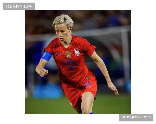 看梅根·拉皮诺逛街背个帆布袋，旁边却拖着两大袋名牌，反差有点绝